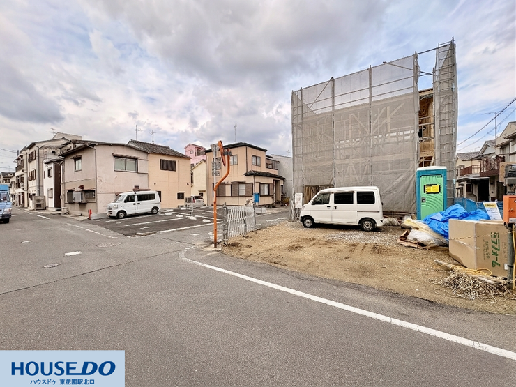 整備された道路に面しており、車での帰宅もスムーズです♪周辺は落ち着いた住宅街で、視界を遮る高い建物が少ない開放的な立地です!落ち着いた環境で日々の時間を過ごすことができます!