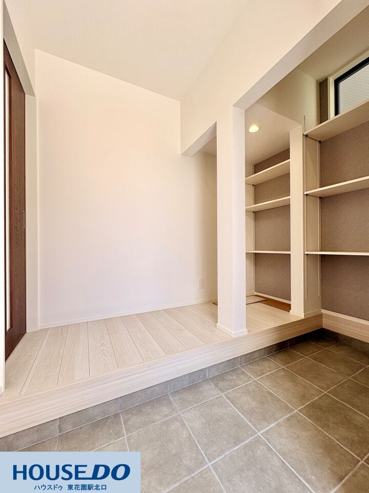 施工事例:大蓮東5丁目モデルハウス
土間続きの広々としたシューズインクロークを設置!可動棚付きで、ベビーカーやアウトドア用品もそのまま収納できるため、玄関周りを常に美しく保つことが可能です♪