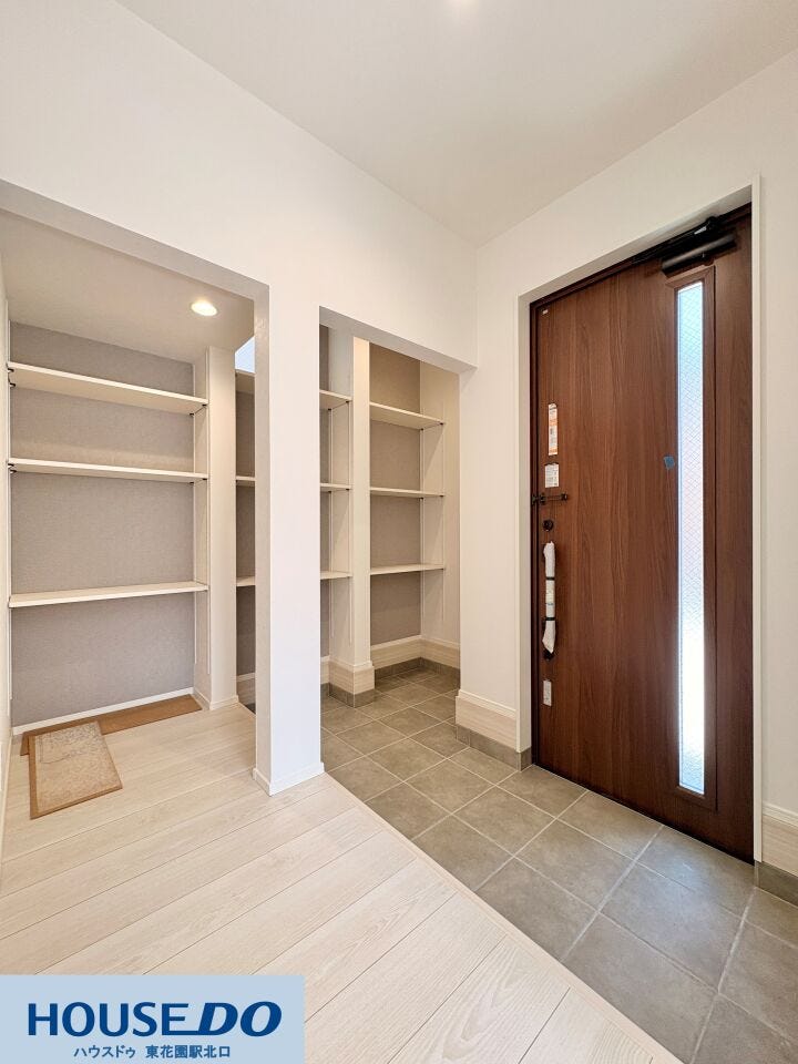 施工事例:大蓮東5丁目モデルハウス
温かみのある木目調の玄関ドアが、落ち着いた雰囲気を演出します♪収納スペースと居住エリアを分ける設計により、プライバシーを守りつつ機能的な動線を確保しています!