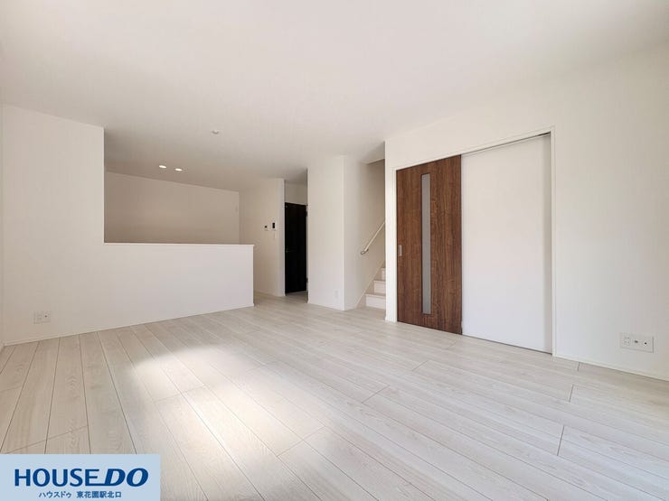 施工事例:大蓮東5丁目モデルハウス
リビング内に階段を配置することで、帰宅した家族の様子が自然にわかる間取りです!余計な装飾を省いたシンプルな内装は、手持ちの家具とのコーディネートも容易です♪