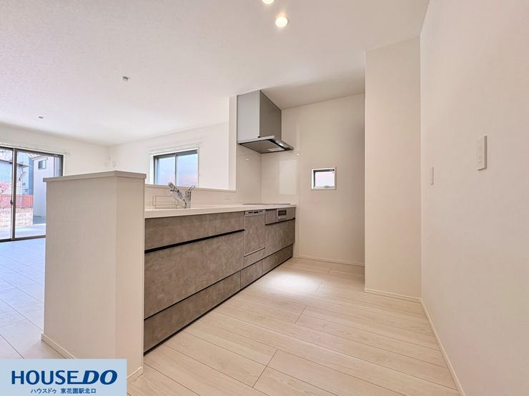 施工事例:大蓮東5丁目モデルハウス
スライド収納や食洗機を備えた機能的なシステムキッチン!背面のスペースには冷蔵庫や食器棚を並べて配置できるゆとりがあり、効率的な調理動線を実現しています♪