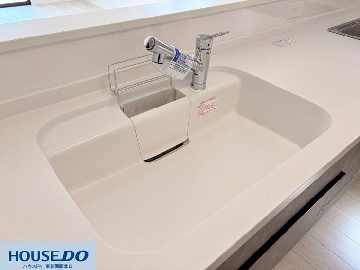 施工事例:大蓮東5丁目モデルハウス
継ぎ目のない人造大理石シンクは汚れが溜まりにくく、日々のお手入れがスムーズです!浄水器一体型のシャワー水栓で、お料理や飲料水も手軽に美味しい水が使えます♪