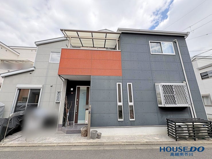 【外観】
オレンジ系の外壁がワンポイント
バルコニーに屋根があるので急な雨でもお洗濯物は安心です