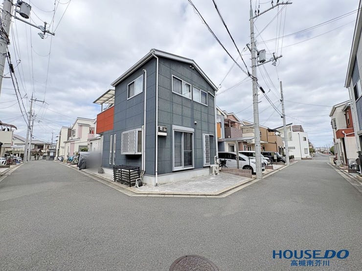 角地ですので、お車の出し入れもラクラク