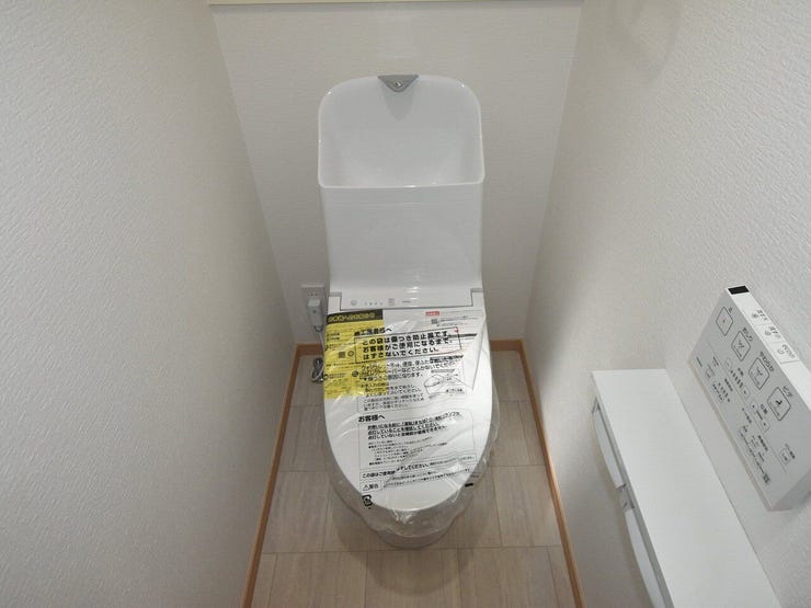 1F トイレ
清潔感のあるトイレです。温水洗浄便座付きですので毎日快適にご利用いただけます。小窓があるため換気もでき、明るく爽やかな空間です。