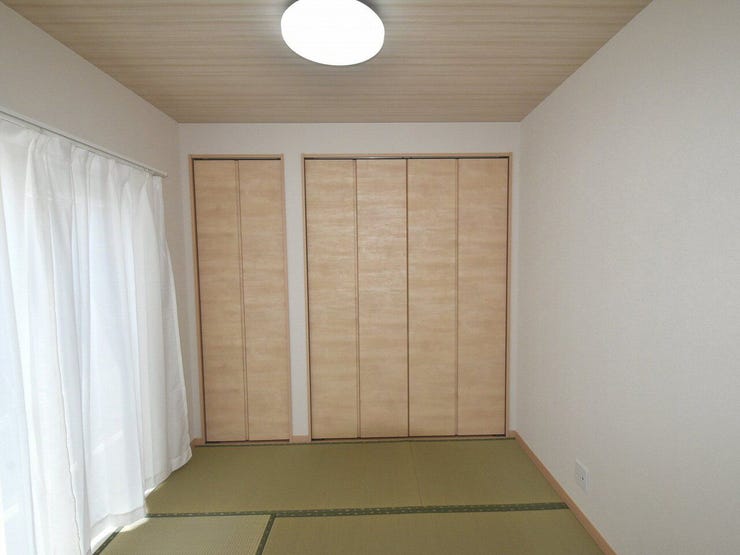 1F 和室4.5帖
落ち着いた色合いの和室は、お子さまのお昼寝スペースや客間としても活躍。畳の香りが心地よい空間です。