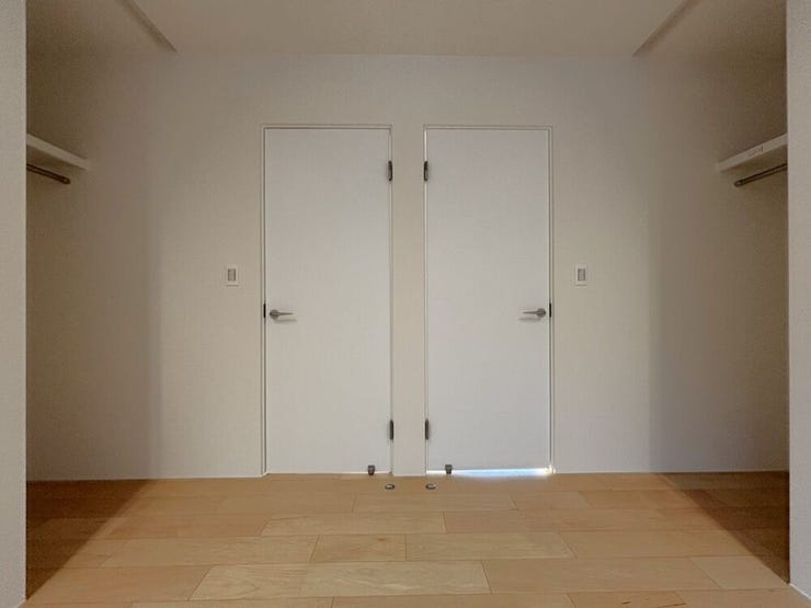 2部屋に仕切っても、それぞれに収納と出入口を確保しました!