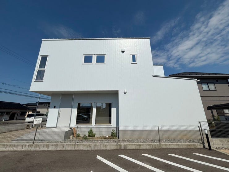 隣地はアパートの駐車場のため日当たり良好◎