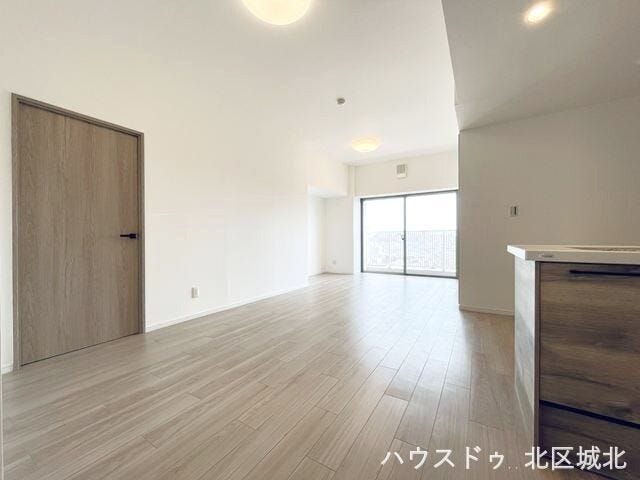 広々とした空間にスッキリと家具を配置すれば、
いつでも片付いた状態をキープできます。
