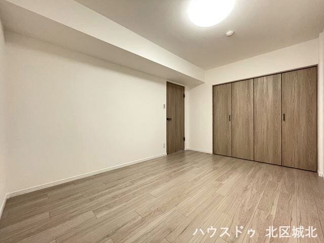 壁が白いのでプロジェクターを設置して映画やYouTubeなど楽しめます♪
部屋がおしゃれなシアタールームのように変身◎