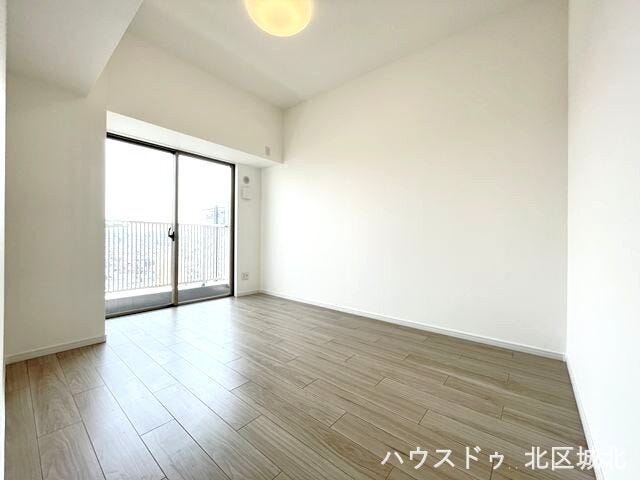 大きな窓からたっぷりと陽光がふりそそぐ明るい空間です。
こちらの部屋からバルコニーに出ることができます。