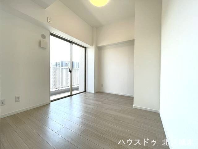 やさしい光に包まれる洋室。
心地よい毎日を過ごせる空間です。