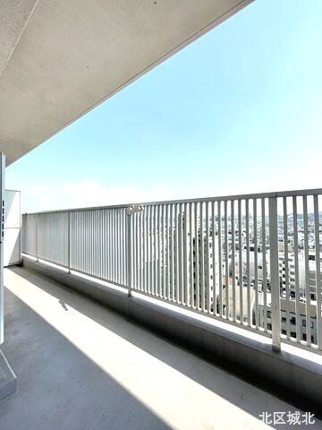 青空を感じる開放的なバルコニー。