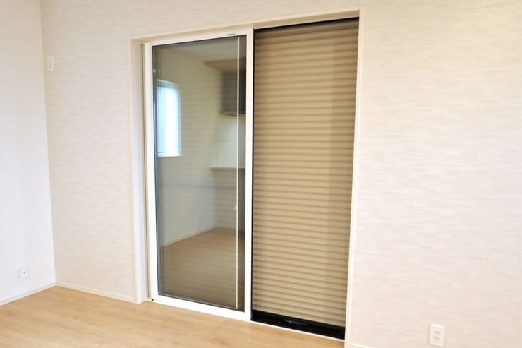 ○シャッター雨戸○ 同仕様
開閉に力が要らないシャッターを採用しています♪
外出時や旅行時の防犯、台風など雨風の強い日にも安心ですね♪