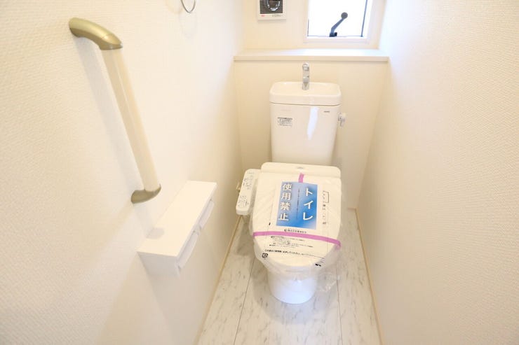 ◇トイレ◇ 同仕様
1階2階とも温水洗浄便座♪
便座が暖かく、冬でも快適です♪