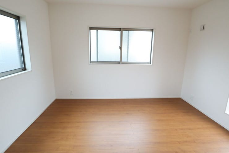 ◇洋室◇ 同仕様
2面採光のお部屋は明るく風通しが良いです♪
収納もしっかり出来ますよ!