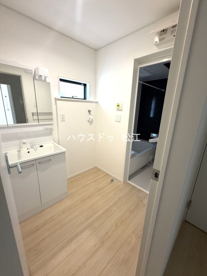 三面鏡タイプの洗面台を備えた、使い勝手の良い洗面室。窓から自然光が差し込むため、明るく爽やかな空間で毎日の身支度ができます。鏡裏の収納も活用でき、洗面用品などをすっきり整理できます。