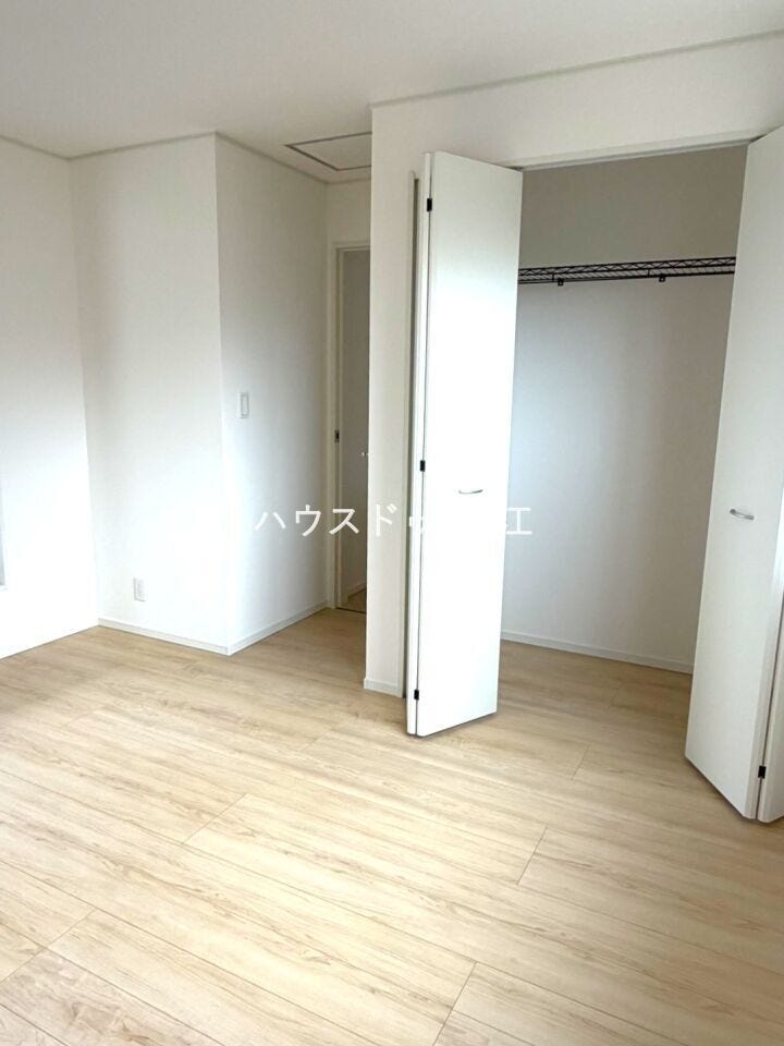 窓から陽光が差し込む、明るく心地よい洋室。広さもしっかりと確保されています。