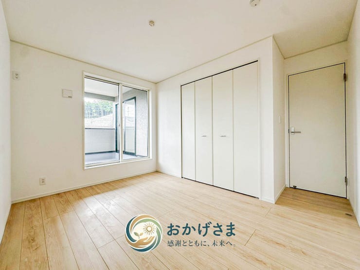 【洋室】
2面採光で心地よい光と風が通り抜ける洋室。衣類をすっきりと収納できる大容量のクローゼット付きです。