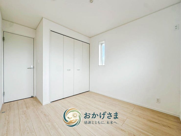 【洋室】
縦長のシンプルな間取りで家具配置がしやすい洋室。白を基調とした内装が、空間をより広く見せてくれます。