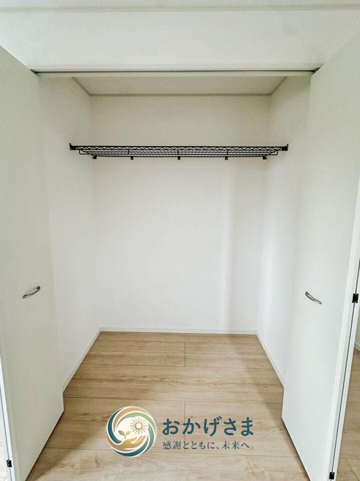 【クローゼット】
ハンガーパイプと上部棚を備えた使い勝手の良いクローゼット。大切な衣類をすっきりと整理整頓できます。