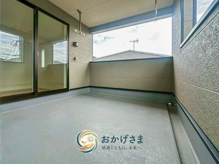 【バルコニー】
インナーバルコニー風の屋根付きで、急な雨でも安心な物干しスペース。十分な広さがあり作業も快適です。