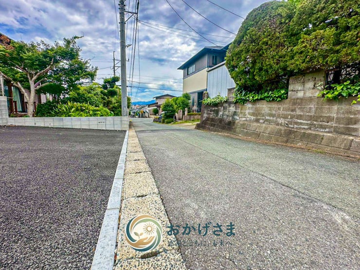 【前面道路】
近隣の方以外の通行が少なく、落ち着いた住環境を保てる前面道路。お車の運転や出し入れも安心です。