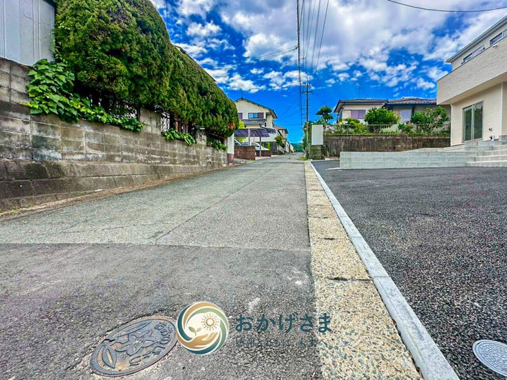 【前面道路・駐車場前】
遮るものがなく、心地よい青空が広がる前面道路。お車の駐車スペースへの進入もスムーズに行えます。