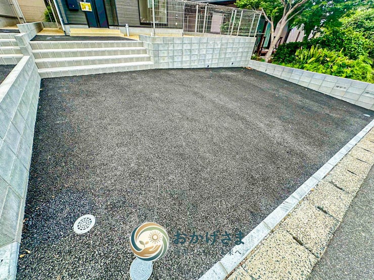 【駐車場】
普通車もスムーズに駐車できるゆとりあるカースペース。前面道路からの出入りもしやすく快適です。