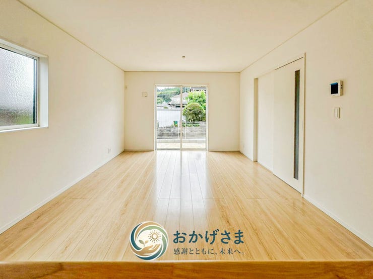 【リビングダイニング】
キッチンから部屋全体を見渡せる安心のレイアウト。風通しも良く、家族みんなが自然と集まる空間です。
