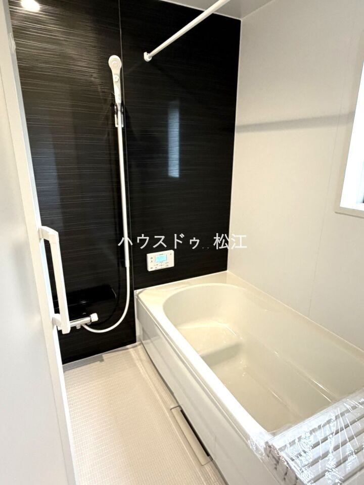 浴室乾燥暖房機を備えた、快適に使える浴室。冬場の寒い時期も浴室を暖めてから入浴できるため、寒さを気にせずゆったりとバスタイムを楽しめます。天候に左右されず洗濯物を乾かせるのも嬉しいポイントです。