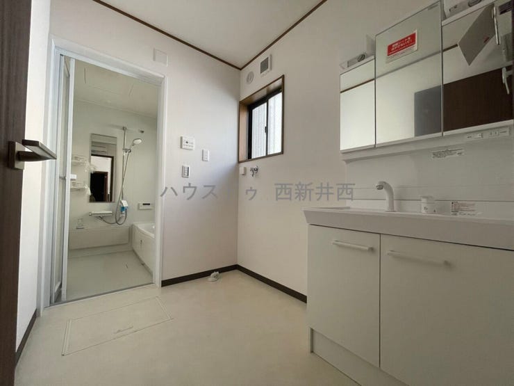 明るく広い洗面所
洗濯機置き場あり