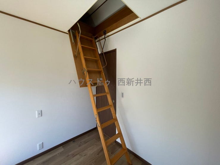 屋根裏部屋に続くお部屋も