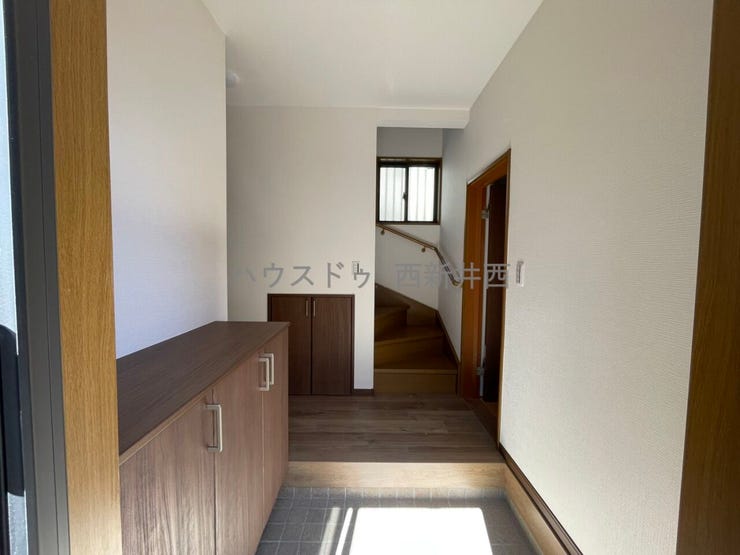 白と茶色の落ち着いた玄関