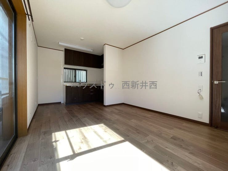 窓から日差しの差し込む明るいリビング