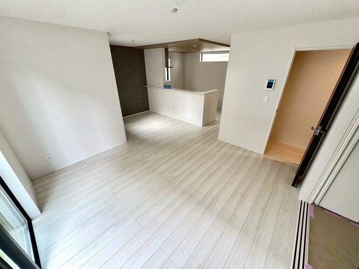 【Living】家族が集まりやすい場所で、くつろぎと会話が自然に生まれます。