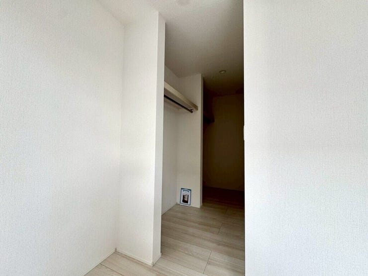 【Bedroom】クローゼット完備で収納力◎。家具の配置もしやすい機能的な洋室です。