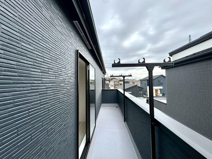【Balcony】日当たりの良いバルコニーはお洗濯物がしっかり乾きやすく、毎日の家事にも重宝します。