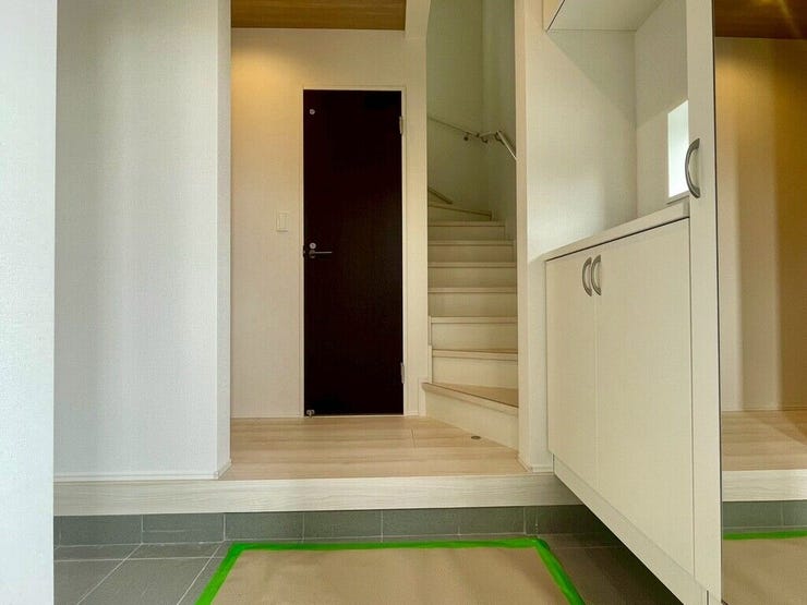 【Entrance】シューズボックス完備の玄関で、靴や小物もスッキリ収納できます。