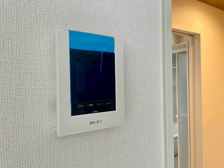 【Facilities】来訪者を確認できるモニター付きインターホンで、防犯面も安心です。