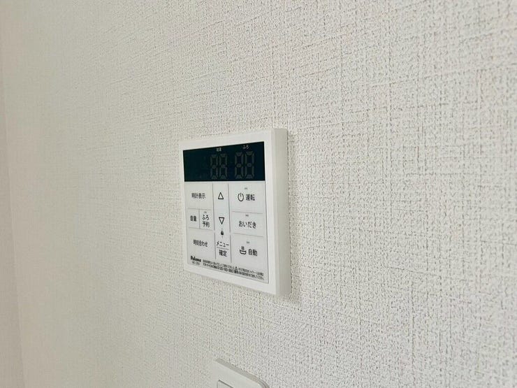 【Facilities】お湯の温度調整がラクな給湯器リモコン付き。追い焚き操作も簡単です。
