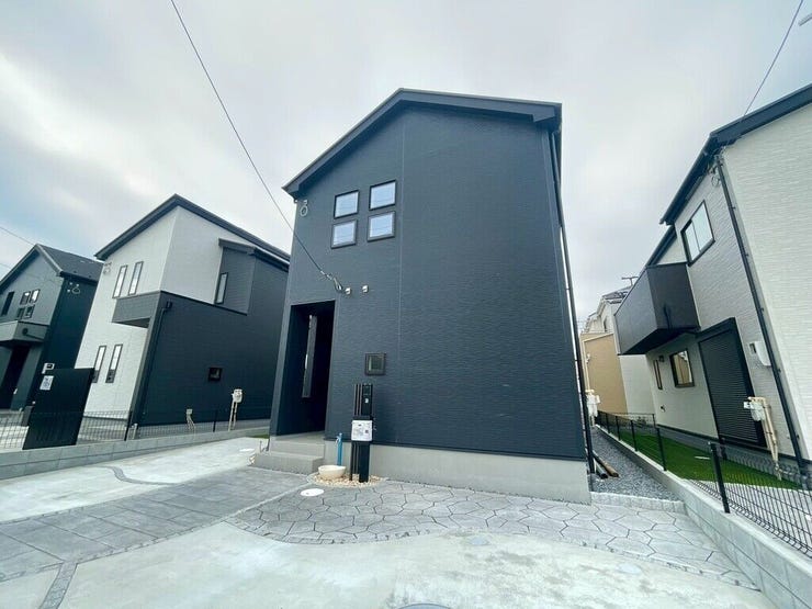 【Exterior】駐車スペースは2台分確保。車を複数所有するご家庭にも安心の設計です。