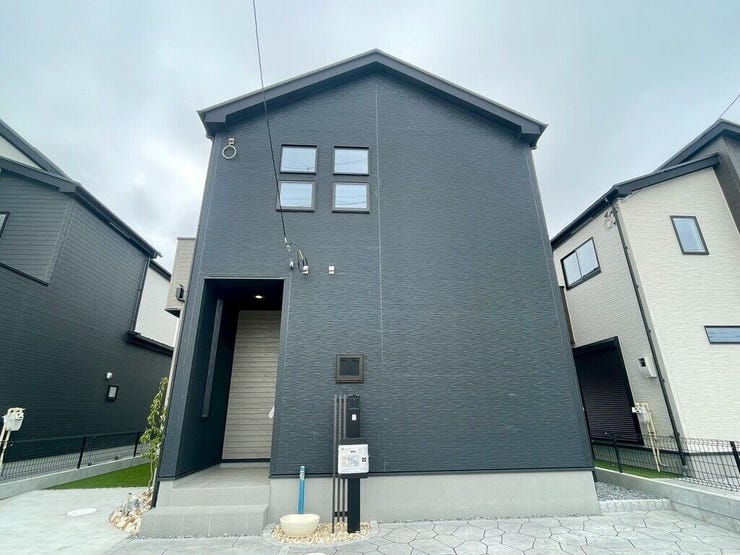 【Exterior】前面道路が広めなので、開放感も◎。見通しがよく、安心感のある立地です。