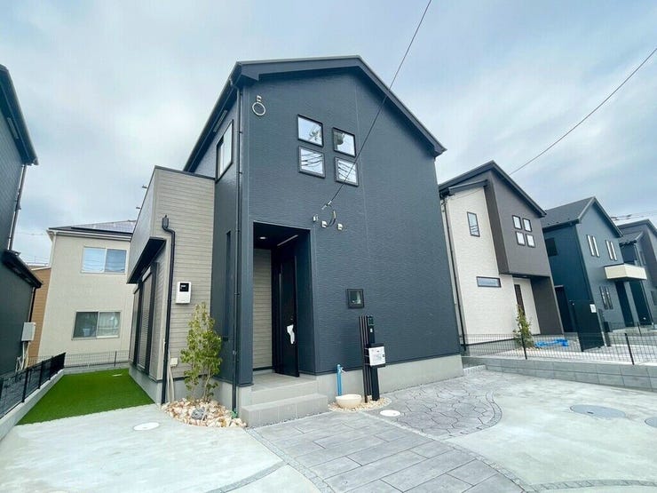 【Exterior】落ち着いたカラーの外観が魅力。モダンで洗練された印象の戸建てです。