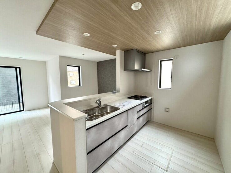 【kitchen】効率よく使える広々キッチン。収納力も高く、料理の時間がスムーズに。