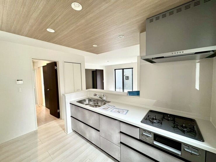 【kitchen】広めのキッチンは料理のしやすさを追求した設計。収納も豊富で作業がしやすい空間です。