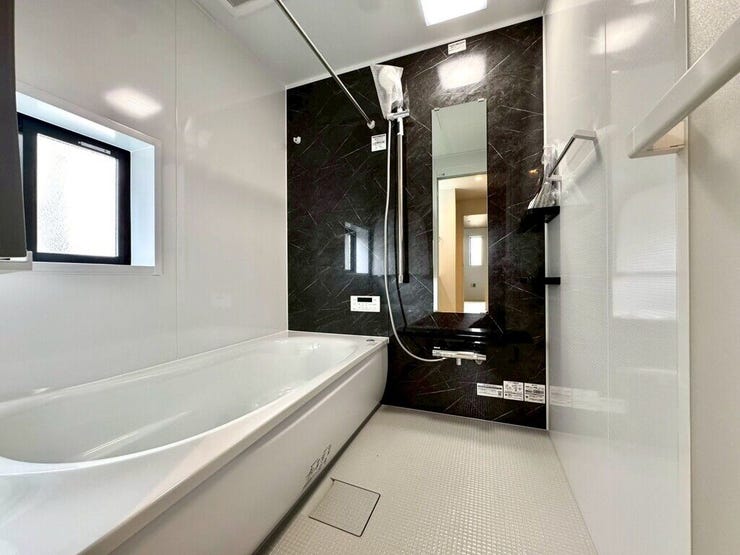 【Bathroom】広く快適な浴室で、ゆったりとお湯に浸かるひとときをお楽しみいただけます。