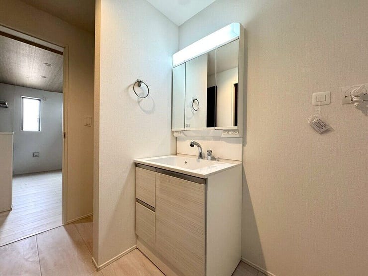 【Washroom】毎朝の準備がスムーズに。広めの洗面台と収納が使いやすい洗面所です。
