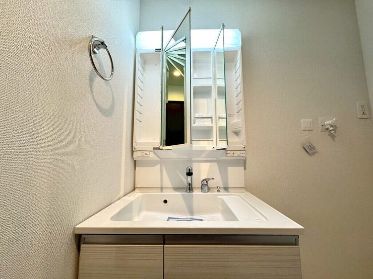 【Washroom】すっきりとしたデザインで、毎日の生活が快適に。収納も豊富な洗面所です。