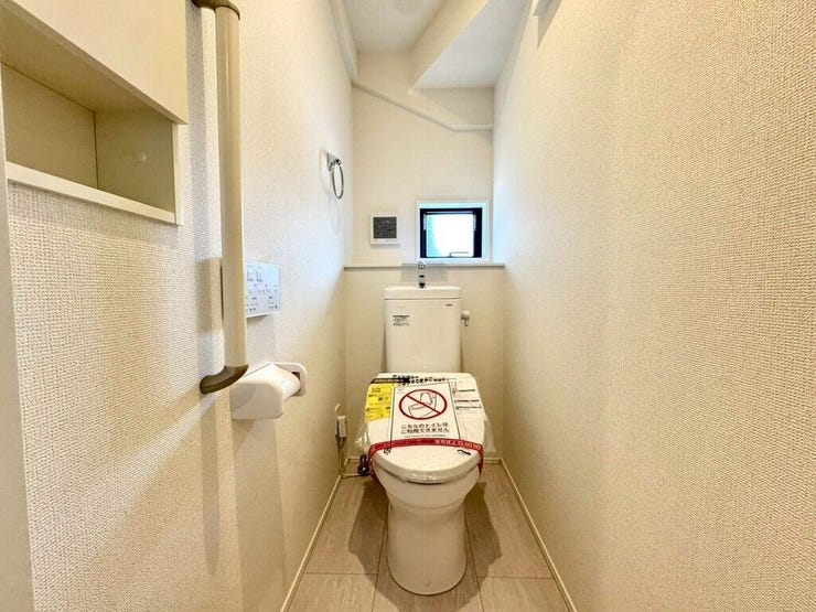 【Toilet】清潔感があり、落ち着いたデザインのトイレ。家族みんなが快適に使えます。
